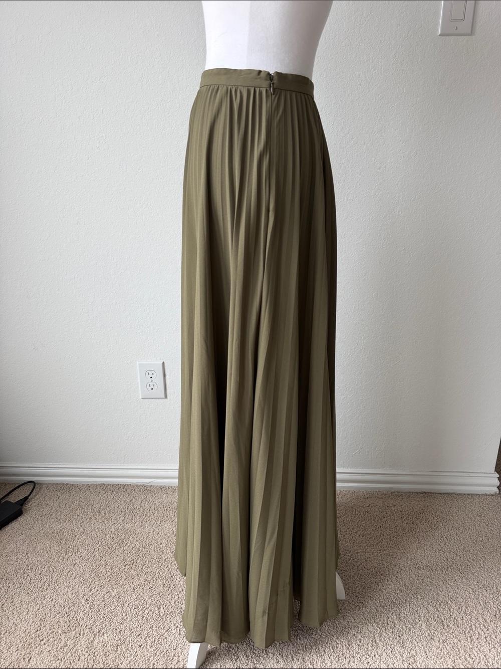 Banana Republic Olive Maxi Skirt - Picture 2 of 3